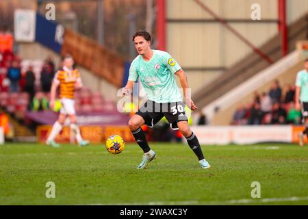 The University of Bradford Stadium, Bradford, England - 6. Januar 2024 will Wright (30) aus Crawley Town auf dem Ball - während des Spiels Bradford City gegen Crawley Town, Sky Bet League Two, 2023/24, University of Bradford Stadium, Bradford, England - 6. Januar 2024 Credit: Mathew Marsden/WhiteRosePhotos/Alamy Live News Stockfoto