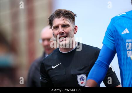 The University of Bradford Stadium, Bradford, England - 6. Januar 2024 Schiedsrichter Neil Hair - während des Spiels Bradford City gegen Crawley Town, Sky Bet League Two, 2023/24, University of Bradford Stadium, Bradford, England - 6. Januar 2024 Credit: Mathew Marsden/WhiteRosePhotos/Alamy Live News Stockfoto