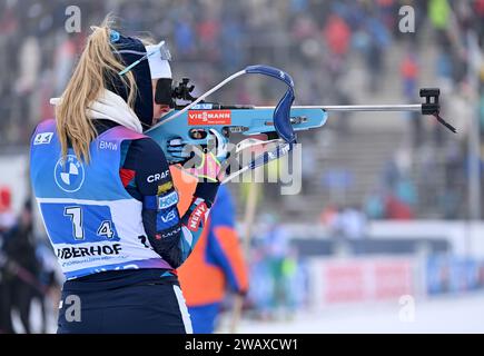 Oberhof, Deutschland. Januar 2024. Biathlon: WM, Staffel 4 x 6 km, Frauen in der Lotto Thüringen Arena am Rennsteig. Ingrid Landmark Tandrevold am Schießstand. Quelle: Martin Schutt/dpa/Alamy Live News Stockfoto