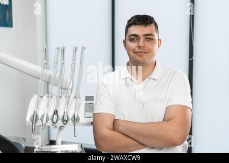 Mit Sorgfalt und Hingabe an sein Handwerk arbeitet ein Zahnarzt in seiner eigenen Zahnarztpraxis, bereit für jede Zahnbehandlung. Stockfoto