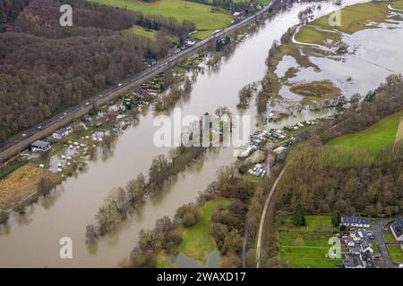 Luftbild, Ruhrhochwasser, Weihnachtshochwasser 2023, Fluss Ruhr tritt nach starken Regenfällen über die Ufer, Überschwemmungsgebiet am Campingplatz Steger und Campinghäuser an der Wetterstraße mit Kanuclub Neptun, Ruhrinsel und Bäume im Wasser, Witten, Ruhrgebiet, Nordrhein-Westfalen, Deutschland ACHTUNGxMINDESTHONORARx60xEURO *** Luftbild, Ruhrflut, Weihnachtshochwasser 2023, die Ruhr überquert ihr Ufer nach starken Regenfällen, überflutetem Gelände auf dem Campingplatz Steger und Campinghäusern an der Wetterstraße mit Neptun Kanuclub, Ruhrinsel und Bäumen im Wasser, Witten, Ruhrgebiet, Nordrhein-Westfal Stockfoto