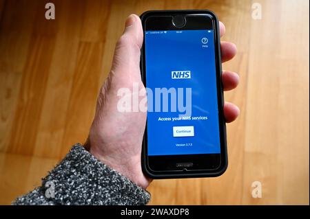 NHS-Website auf einem Mobiltelefon angezeigt. Stockfoto