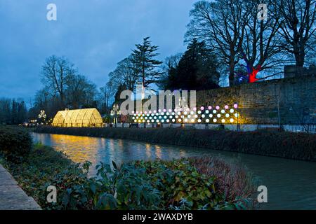 Die Weihnachtsbeleuchtung am River Medway in Tonbridge, Kent, Großbritannien Stockfoto