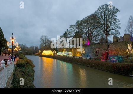 Die Weihnachtsbeleuchtung am River Medway in Tonbridge, Kent, Großbritannien Stockfoto