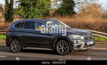 Milton Keynes, Großbritannien - 28. Dezember 2023: 2016 BMW X1 Dieselmotor Auto fährt auf einer britischen Straße Stockfoto