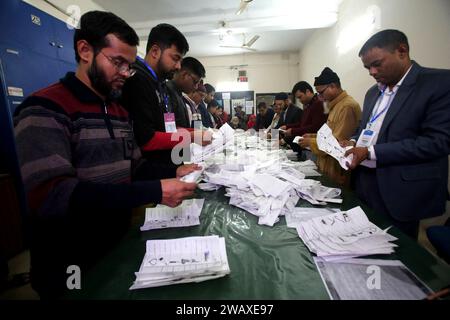 Dhaka, Bangladesch. Januar 2024. Die Wahlbeamten bereiten sich darauf vor, am 7. Januar 2024 in einem Wahllokal in Dhaka, Bangladesch, die Stimmzettel auszuzählen. Die Wahlbeamten Bangladeschs begannen am 7. Januar mit der Stimmenzählung, nachdem die Wahlumfragen garantierten, Premierminister Scheich Hasina eine fünfte Amtszeit zu gewähren, nach einem Boykott einer Oppositionspartei, die sie als „Terrororganisation“ bezeichnet hatte, geschlossen hatten. Foto: Habibur Rahman/ABACAPRESS.COM Credit: Abaca Press/Alamy Live News Stockfoto