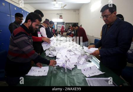 Dhaka, Bangladesch. Januar 2024. Die Wahlbeamten bereiten sich darauf vor, am 7. Januar 2024 in einem Wahllokal in Dhaka, Bangladesch, die Stimmzettel auszuzählen. Die Wahlbeamten Bangladeschs begannen am 7. Januar mit der Stimmenzählung, nachdem die Wahlumfragen garantierten, Premierminister Scheich Hasina eine fünfte Amtszeit zu gewähren, nach einem Boykott einer Oppositionspartei, die sie als „Terrororganisation“ bezeichnet hatte, geschlossen hatten. Foto: Habibur Rahman/ABACAPRESS.COM Credit: Abaca Press/Alamy Live News Stockfoto