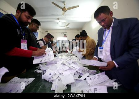 Dhaka, Bangladesch. Januar 2024. Die Wahlbeamten bereiten sich darauf vor, am 7. Januar 2024 in einem Wahllokal in Dhaka, Bangladesch, die Stimmzettel auszuzählen. Die Wahlbeamten Bangladeschs begannen am 7. Januar mit der Stimmenzählung, nachdem die Wahlumfragen garantierten, Premierminister Scheich Hasina eine fünfte Amtszeit zu gewähren, nach einem Boykott einer Oppositionspartei, die sie als „Terrororganisation“ bezeichnet hatte, geschlossen hatten. Foto: Habibur Rahman/ABACAPRESS.COM Credit: Abaca Press/Alamy Live News Stockfoto