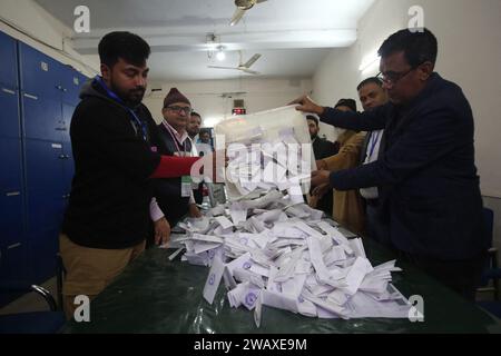 Dhaka, Bangladesch. Januar 2024. Die Wahlbeamten bereiten sich darauf vor, am 7. Januar 2024 in einem Wahllokal in Dhaka, Bangladesch, die Stimmzettel auszuzählen. Die Wahlbeamten Bangladeschs begannen am 7. Januar mit der Stimmenzählung, nachdem die Wahlumfragen garantierten, Premierminister Scheich Hasina eine fünfte Amtszeit zu gewähren, nach einem Boykott einer Oppositionspartei, die sie als „Terrororganisation“ bezeichnet hatte, geschlossen hatten. Foto: Habibur Rahman/ABACAPRESS.COM Credit: Abaca Press/Alamy Live News Stockfoto
