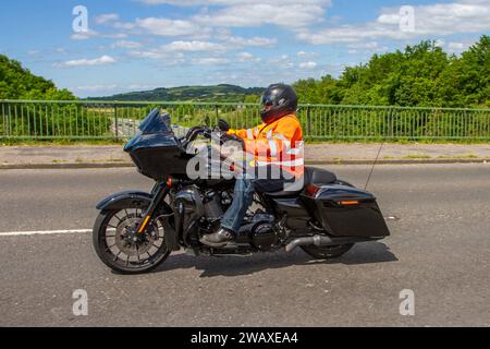 Harley Davidson Screamin Eagle Glide; amerikanischer Transport, USA Motorräder, Fahrzeug, Straßen, Motorräder, Fahrradfahrer fahren in Chorley, Großbritannien Stockfoto