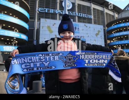 Etihad Stadium, Manchester, Großbritannien. Januar 2024. FA Cup Third Round Football, Manchester City gegen Huddersfield Town; ein junger Huddersfield Town Fan posiert mit einem Match Schal Credit: Action Plus Sports/Alamy Live News Stockfoto