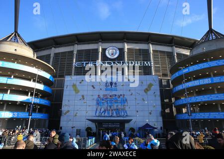 Etihad Stadium, Manchester, Großbritannien. Januar 2024. FA Cup Third Round Football, Manchester City gegen Huddersfield Town; Fans treffen sich vor dem Spieleingang vor dem Spiel. Credit: Action Plus Sports/Alamy Live News Stockfoto