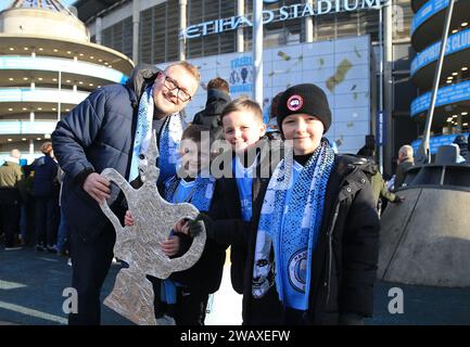 Etihad Stadium, Manchester, Großbritannien. Januar 2024. FA Cup Dritte Runde Fußball, Manchester City gegen Huddersfield Town; Manchester City Fans posieren mit einem Nachbau des FA Cup außerhalb des Stadions Credit: Action Plus Sports/Alamy Live News Stockfoto