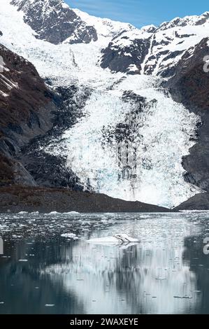 Der Tidewater-Gletscher spiegelt sich in den ruhigen Gewässern des College Fjord, Alaska, USA Stockfoto