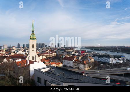 Panorama von Bratislava im Winter. Hauptstadt der Slowakei in Europa. Blick auf die berühmte St. Martins Kathedrale und die Altstadt. Stockfoto