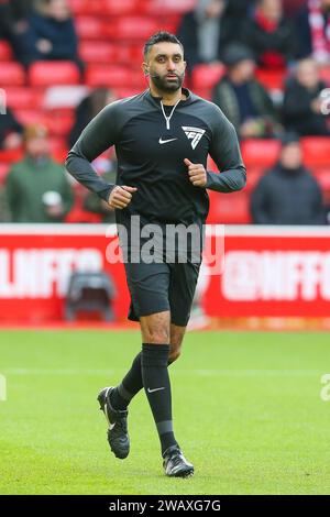 Schiedsrichter Sunny Singh Gill während des Vorspiels vor dem Emirates FA Cup Third Round Match Nottingham Forest vs Blackpool am City Ground, Nottingham, Vereinigtes Königreich, 7. Januar 2024 (Foto: Gareth Evans/News Images) Credit: News Images LTD/Alamy Live News Stockfoto