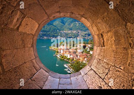 Idyllische Stadt Torno am Comer See durch Steinfenster, Lombardei in Italien Stockfoto