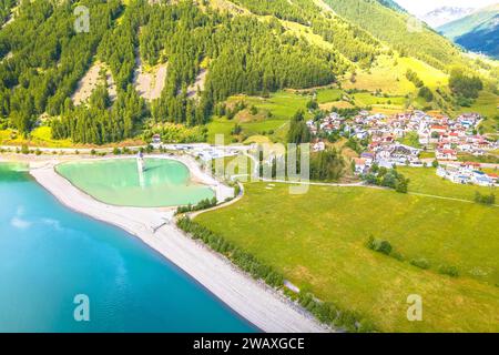 Curon Vinschgau. Untergetauchter Glockenturm in Graun im Vinschgau am Reschensee Alpenlandschaft aus der Vogelperspektive, Südtirol Region Italien Stockfoto