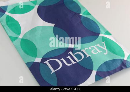 Dublin, Irland - 3. Januar 2024: Nahaufnahme eines Logos eines Dubray-Buchladens auf einer Plastiktüte. Stockfoto