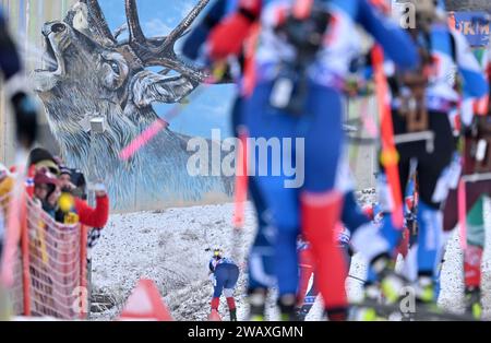 Oberhof, Deutschland. Januar 2024. Biathlon: WM, 4 x 6 km Staffel, Frauen in der Lotto Thüringen Arena auf dem Rennsteig. Die Biathleten auf dem Kurs. Quelle: Martin Schutt/dpa/Alamy Live News Stockfoto