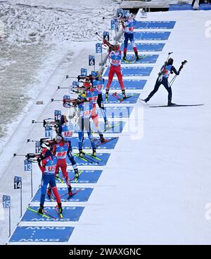 Oberhof, Deutschland. Januar 2024. Biathlon: WM, 4 x 6 km Staffel, Frauen in der Lotto Thüringen Arena auf dem Rennsteig. Die Biathleten im Stehschießen. Quelle: Martin Schutt/dpa/Alamy Live News Stockfoto