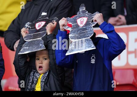 Fans mit Folien-Pokal-Trophäen während des Spiels der dritten Runde des Emirates FA Cup auf dem City Ground, Nottingham. Bilddatum: Sonntag, 7. Januar 2024. Stockfoto