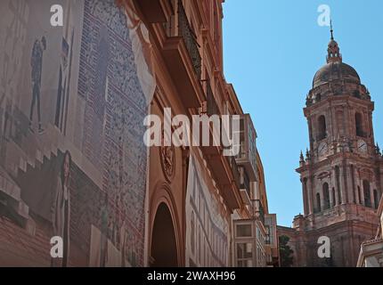 Der Glockenturm im Renaissance-Stil der Kathedrale Santa Iglesia Basílica de la Encarnación und Wandmalereien entlang der St. Augustin Street Malaga Spanien Stockfoto