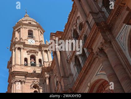 Der Nordturm im Renaissance-Stil der Kathedrale Santa Iglesia Basílica de la Encarnación, die Kathedrale von Malaga und ein Detail der Fassade im unteren Barock Stockfoto