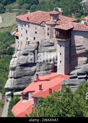 Das spektakuläre Heilige Kloster von Rousanos - St. Barbara, Teil des Heiligen Meteora-Komplexes, Thessalien, Zentralgriechenland. Stockfoto