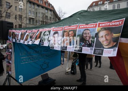 Am 7. Januar 2024 versammelten sich Demonstranten in der deutschen Hauptstadt, um Antisemitismus und Extremismus zu verurteilen. Der Protest auf dem Steinplatz in der Nähe der Universität der Künste wurde unter dem Motto „gegen jeden Antisemitismus und Extremismus“ organisiert. Redner der Kundgebung verurteilten die jüngsten Vorfälle von Antisemitismus und Extremismus in Deutschland und forderten eine einheitsfront gegen diese Ideologien. Sie betonten die Bedeutung der Solidarität zwischen verschiedenen Gruppen und Gemeinschaften bei der Bekämpfung von Hass und Intoleranz. "Drei Monate nach den schrecklichen Ereignissen vom 7. Oktober müssen wir wachsam bleiben und eine starke aga vertreten Stockfoto