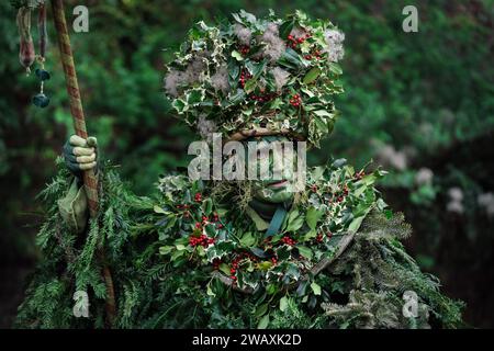 London, Großbritannien. Januar 2024. Der Grüne Mann vollbringt auf dem Crossbone Graveyard in Southwark Segen, um böse Geister zu vertreiben, um eine gute Herbsternte zu gewährleisten. Guy Corbishley/Alamy Live News Stockfoto