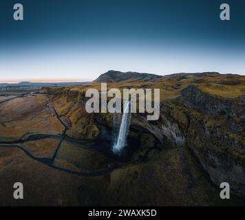 Die Luftaufnahme von Seljalandsfoss befindet sich in der südlichen Region auf Island. Besucher können hinter sich gehen. Seljalandsfoss Wasserfall mit einem tollen Sonnenuntergang Stockfoto