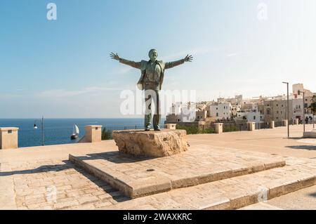 Bronzeskulptur für Domenico Modugno, italienischen Musiker und Politiker, an der Küste von Polignano a Mare, Provinz Bari, Apulien, Italien Stockfoto