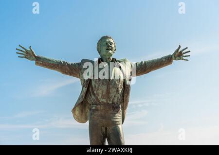 Bronzeskulptur für Domenico Modugno, italienischen Musiker und Politiker, an der Küste von Polignano a Mare, Provinz Bari, Apulien, Italien Stockfoto