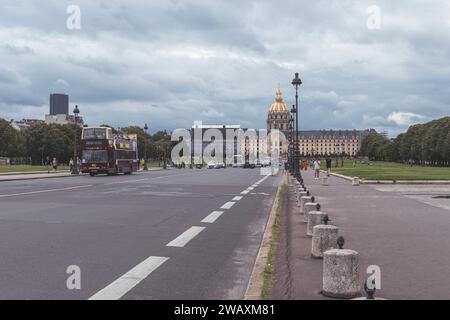 Paris, Frankreich, 2023.07.29: Blick auf die Avenue Marechal Galieni, die zum Hotel des Invalides (Militärmuseum) führt Stockfoto