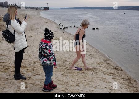 Eine ältere Frau bereitet sich darauf vor, während der Epiphanienfeier in kaltes Wasser des Flusses Dnipro zu tauchen. Erstmals seit 1917 wird am 6. Januar die Epiphanie gefeiert, die das traditionelle Datum des 19. Januar ersetzt. Die Ukraine hat traditionell den Julianischen Kalender verwendet, der auch von Russland verwendet wird, wo Epiphanien am 19. Januar fällt. In einem weiteren Wechsel von Russland markiert es nun die Epiphanik nach dem westlichen - oder gregorianischen - Kalender. Epiphanik ist einer der wichtigsten religiösen Feiertage im orthodoxen Kalender. (Foto: Andriy Andriyenko/SOPA Images/SIPA USA) Stockfoto