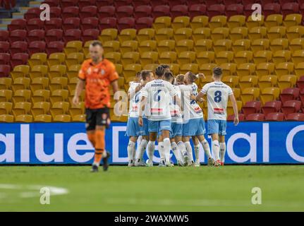 Brisbane, Australien. Januar 2024. Die Spieler des Sydney FC feiern ihr erstes Tor bei einem Spiel der Isuzu Ute A League. Stockfoto