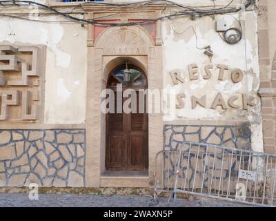 Eingang zum Restaurant und Schild an der Mauer in der Medina in der Stadt Essaouira, Marokko. Januar 2024 Stockfoto