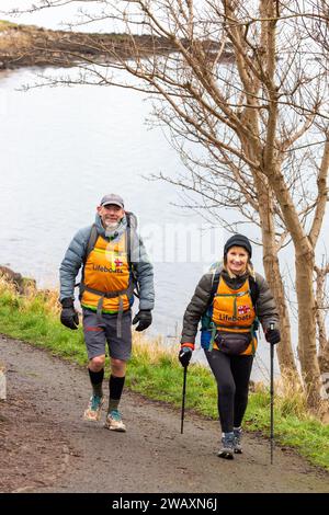 Dalgety Bay, Schottland. Januar 2024. Antony & Sally Brown spazieren durch Dalgety Bay, Fife. Das Paar aus Bude Cornwall geht über die gesamte britische Festlandküste, 6000 km entfernt © Richard Newton / Alamy Live News Stockfoto