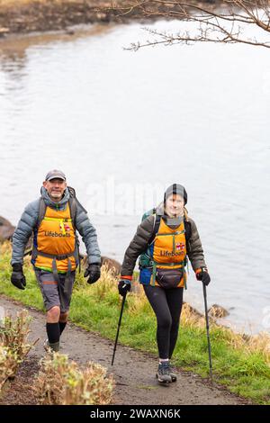 Dalgety Bay, Schottland. Januar 2024. Antony & Sally Brown spazieren durch Dalgety Bay, Fife. Das Paar aus Bude Cornwall geht über die gesamte britische Festlandküste, 6000 km entfernt © Richard Newton / Alamy Live News Stockfoto