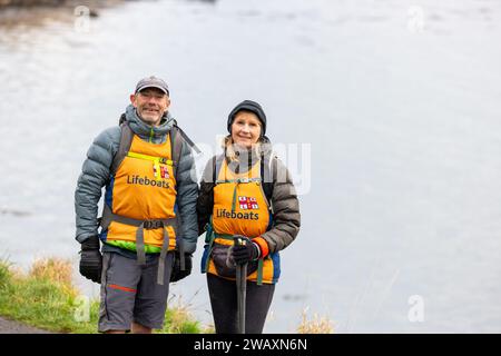 Dalgety Bay, Schottland. Januar 2024. Antony & Sally Brown spazieren durch Dalgety Bay, Fife. Das Paar aus Bude Cornwall geht über die gesamte britische Festlandküste, 6000 km entfernt © Richard Newton / Alamy Live News Stockfoto