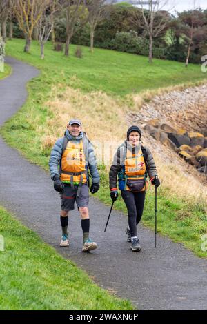 Dalgety Bay, Schottland. Januar 2024. Antony & Sally Brown spazieren durch Dalgety Bay, Fife. Das Paar aus Bude Cornwall geht über die gesamte britische Festlandküste, 6000 km entfernt © Richard Newton / Alamy Live News Stockfoto