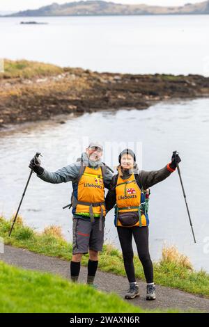 Dalgety Bay, Schottland. Januar 2024. Antony & Sally Brown spazieren durch Dalgety Bay, Fife. Das Paar aus Bude Cornwall geht über die gesamte britische Festlandküste, 6000 km entfernt © Richard Newton / Alamy Live News Stockfoto