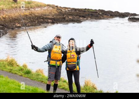 Dalgety Bay, Schottland. Januar 2024. Antony & Sally Brown spazieren durch Dalgety Bay, Fife. Das Paar aus Bude Cornwall geht über die gesamte britische Festlandküste, 6000 km entfernt © Richard Newton / Alamy Live News Stockfoto