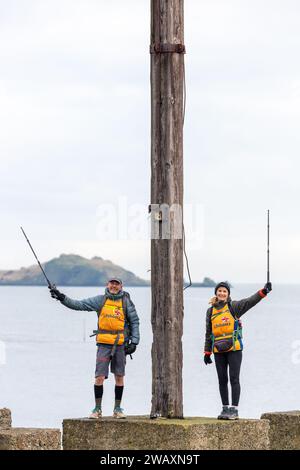 Dalgety Bay, Schottland. Januar 2024. Antony & Sally Brown spazieren durch Dalgety Bay, Fife. Das Paar aus Bude Cornwall geht über die gesamte britische Festlandküste, 6000 km entfernt © Richard Newton / Alamy Live News Stockfoto