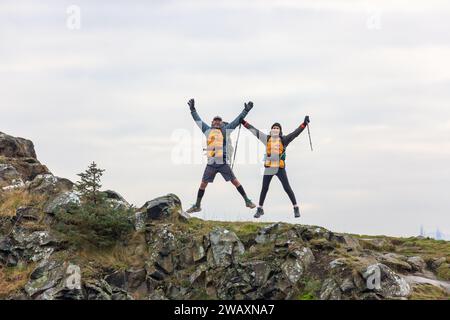 Dalgety Bay, Schottland. Januar 2024. Antony & Sally Brown spazieren durch Dalgety Bay, Fife. Das Paar aus Bude Cornwall geht über die gesamte britische Festlandküste, 6000 km entfernt © Richard Newton / Alamy Live News Stockfoto