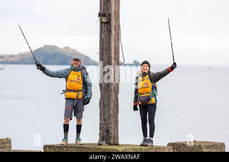 Dalgety Bay, Schottland. Januar 2024. Antony & Sally Brown spazieren durch Dalgety Bay, Fife. Das Paar aus Bude Cornwall geht über die gesamte britische Festlandküste, 6000 km entfernt © Richard Newton / Alamy Live News Stockfoto