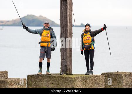 Dalgety Bay, Schottland. Januar 2024. Antony & Sally Brown spazieren durch Dalgety Bay, Fife. Das Paar aus Bude Cornwall geht über die gesamte britische Festlandküste, 6000 km entfernt © Richard Newton / Alamy Live News Stockfoto