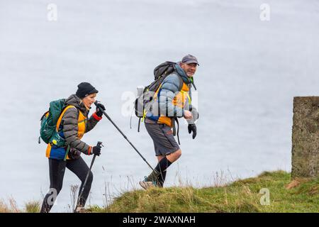 Dalgety Bay, Schottland. Januar 2024. Antony & Sally Brown spazieren durch Dalgety Bay, Fife. Das Paar aus Bude Cornwall geht über die gesamte britische Festlandküste, 6000 km entfernt © Richard Newton / Alamy Live News Stockfoto