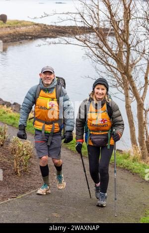 Dalgety Bay, Schottland. Januar 2024. Antony & Sally Brown spazieren durch Dalgety Bay, Fife. Das Paar aus Bude Cornwall geht über die gesamte britische Festlandküste, 6000 km entfernt © Richard Newton / Alamy Live News Stockfoto